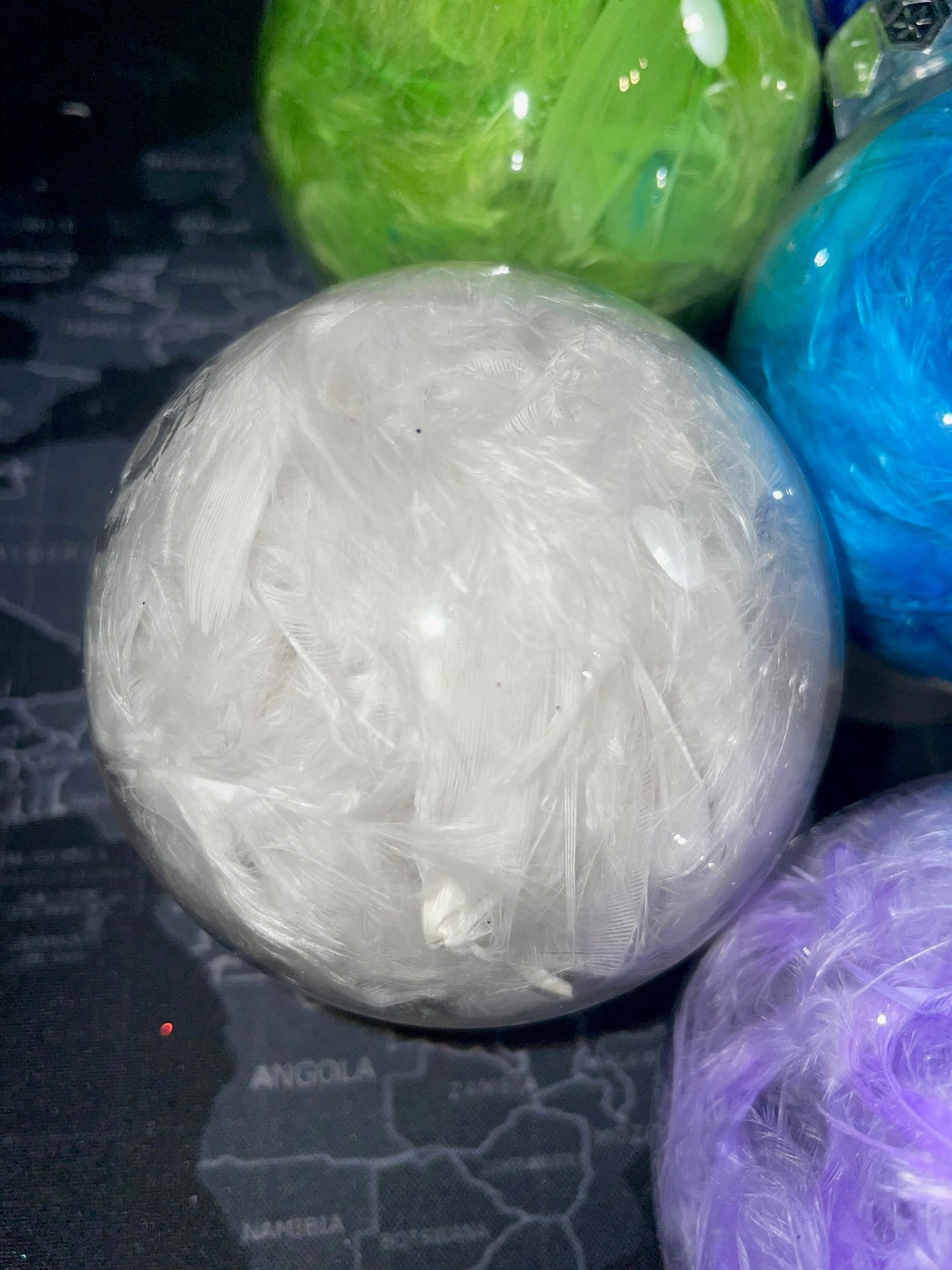 Pallina di Natale con Piume Colorate