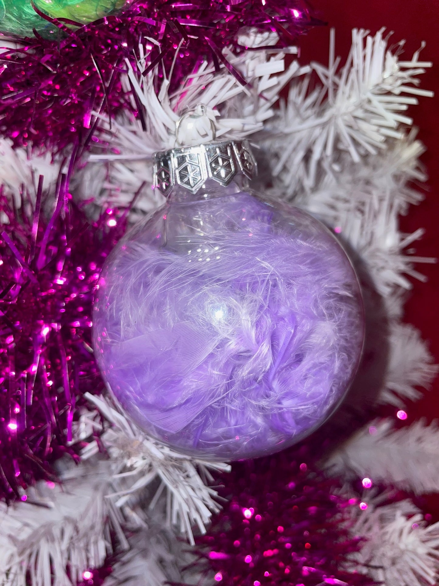 Pallina di Natale con Piume Colorate